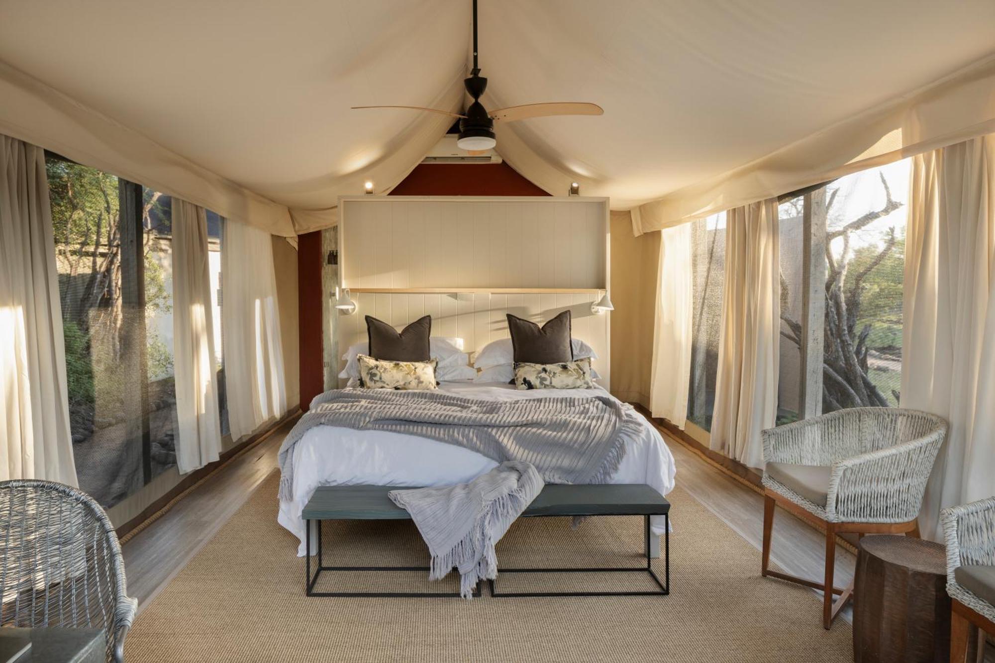 Simbavati River Lodge Timbavati viltreservat Exteriör bild